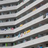 Bild 1 von 8 der Fotostrecke zum Klicken:  Balkon-Chöre  Während man in der Corona-Hochphase das Beklatschen von Corona-Helden vom heimischen Balkon miterleben konnte, waren Balkon-Aktivitäten bei manchen Urlaube in der Zeit davor weniger willkommen. Kritikpunkte wie "die Nachbarn unterhalten sich zu laut auf dem Balkon" von Urlauberin Miroslawa oder "Die lieben Nachbarn feiern auch gern mal auf ihrem Balkon" von Urlauber Wilfried gehören zu den Bewertungsklassikern.