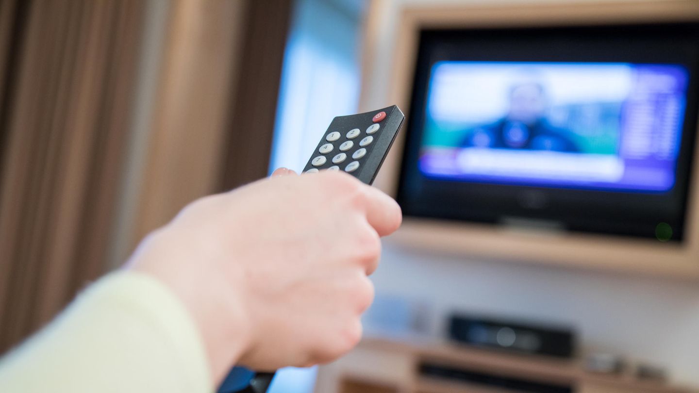 Hotelbewertungen bei Holidaycheck: Nichts zu sehen Was im letzten Jahr wohl als einzige Aktivität nicht gelitten hat, ist das Fernsehen. Während man jetzt wahrscheinlich liebend gerne zugunsten der realen Urlaubswelt auf die Mattscheibe verzichtet, konnte die eingeschränkte Programmauswahl in der guten alten Urlaubszeit für Reisende tatsächlich zum Kritikpunkt werden: "Kein Fernsehen ist für mich ein erheblicher Reisemangel", schreibt Urlauber Dieter. Vor allem wenn es zum Beispiel "leider nur zwei deutsche Programme" im Urlaub in der Dominikanischen Republik gibt, wie Urlauber Dirk berichtet. Nichts zu sehen Was im letzten Jahr wohl als einzige Aktivität nicht gelitten hat, ist das Fernsehen. Während man jetzt wahrscheinlich liebend gerne zugunsten der realen Urlaubswelt auf die Mattscheibe verzichtet, konnte die eingeschränkte Programmauswahl in der guten alten Urlaubszeit für Reisende tatsächlich zum Kritikpunkt werden: "Kein Fernsehen ist für mich ein erheblicher Reisemangel", schreibt Urlauber Dieter. Vor allem wenn es zum Beispiel "leider nur zwei deutsche Programme" im Urlaub in der Dominikanischen Republik gibt, wie Urlauber Dirk berichtet.
