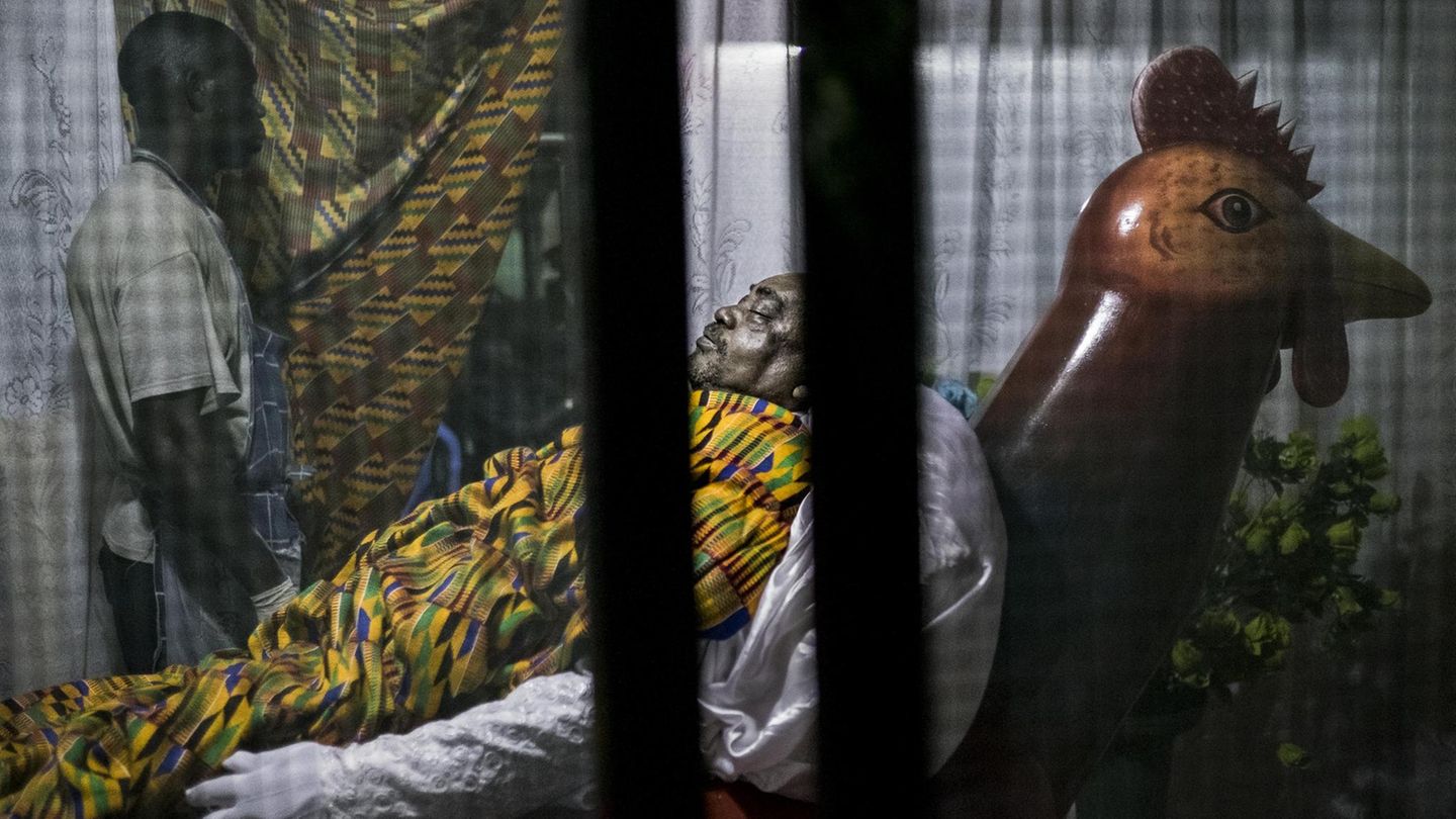 Der Hühnerfarmer Joseph starb mit 68. In einem bunt bemalten Sarg wird er zu seinem Grab in die Wildnis außerhalb von Accra getragen.