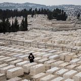 Israel  Har HaMenuchot ist der größte Friedhof Jerusalems. Wörtlich übersetzt heißt der Ort "Berg derer, die ruhen". Da jüdische Gräber für die Ewigkeit errichtet und Feuer-bestattungen nicht erlaubt sind, wird der Platz immer knapper. Das Foto zeigt den Blick über die mehr als 150.000 Grabstellen. Um Raum für neue Gräber zu schaffen, wird ein Höhlensystem in den gleißend weißen Kalkstein gegraben.