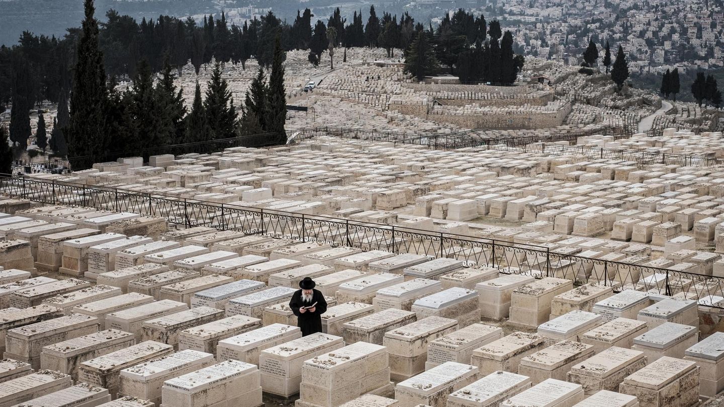 Israel  Har HaMenuchot ist der größte Friedhof Jerusalems. Wörtlich übersetzt heißt der Ort "Berg derer, die ruhen". Da jüdische Gräber für die Ewigkeit errichtet und Feuer-bestattungen nicht erlaubt sind, wird der Platz immer knapper. Das Foto zeigt den Blick über die mehr als 150.000 Grabstellen. Um Raum für neue Gräber zu schaffen, wird ein Höhlensystem in den gleißend weißen Kalkstein gegraben.