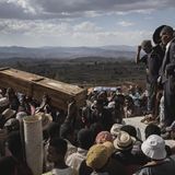Madagaskar  Das madagassische Famadihana-Ritual ist Ausdruck eines engen Bandes zwischen Toten und Lebenden. Alle sieben Jahre öffnen die Familien ihre Grabkammern und holen die Überreste ihrer Toten wieder ans Licht. Man kleidet die Ahnen in frische Seide und tanzt und feiert mit ihnen, bevor man sie wieder zur Ruhe legt.