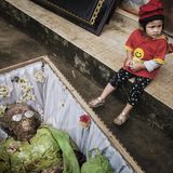 Indonesien  Ist die Reisernte beendet, kommt für einige indonesische Gemeinden der Moment der Ma’nene-Zeremonie. Dann begibt man sich zum Friedhof und hebt die Verstorbenen aus ihren Gräbern. Erst reinigt man die in Formaldehyd konservierten Toten, dann zieht man ihnen ihre besten Kleider an. Nachdem man die Ahnen in der Sonne getrocknet hat, macht man ein Erinnerungsfoto mit ihnen.
