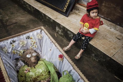 Indonesien  Ist die Reisernte beendet, kommt für einige indonesische Gemeinden der Moment der Ma’nene-Zeremonie. Dann begibt man sich zum Friedhof und hebt die Verstorbenen aus ihren Gräbern. Erst reinigt man die in Formaldehyd konservierten Toten, dann zieht man ihnen ihre besten Kleider an. Nachdem man die Ahnen in der Sonne getrocknet hat, macht man ein Erinnerungsfoto mit ihnen.