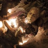 Indien  Der Hinduismus lehrt die stete Reinigung der Seele in einem Kreislauf von Tod und Wiedergeburt. Wer allerdings in Varanasi verbrannt wird, hat gute Chancen, diesen Kreislauf zu durch-brechen und "Moksha" zu erreichen, den Zustand der Erlösung. Hindus aus aller Welt wünschen sich, dort verbrannt zu werden. Das Bild zeigt die Bestattung einer Angehörigen der obersten Kaste, der Brahmanen. Ihre Haut wurde mit Butterschmalz einbalsamiert, damit sie besser brennt.