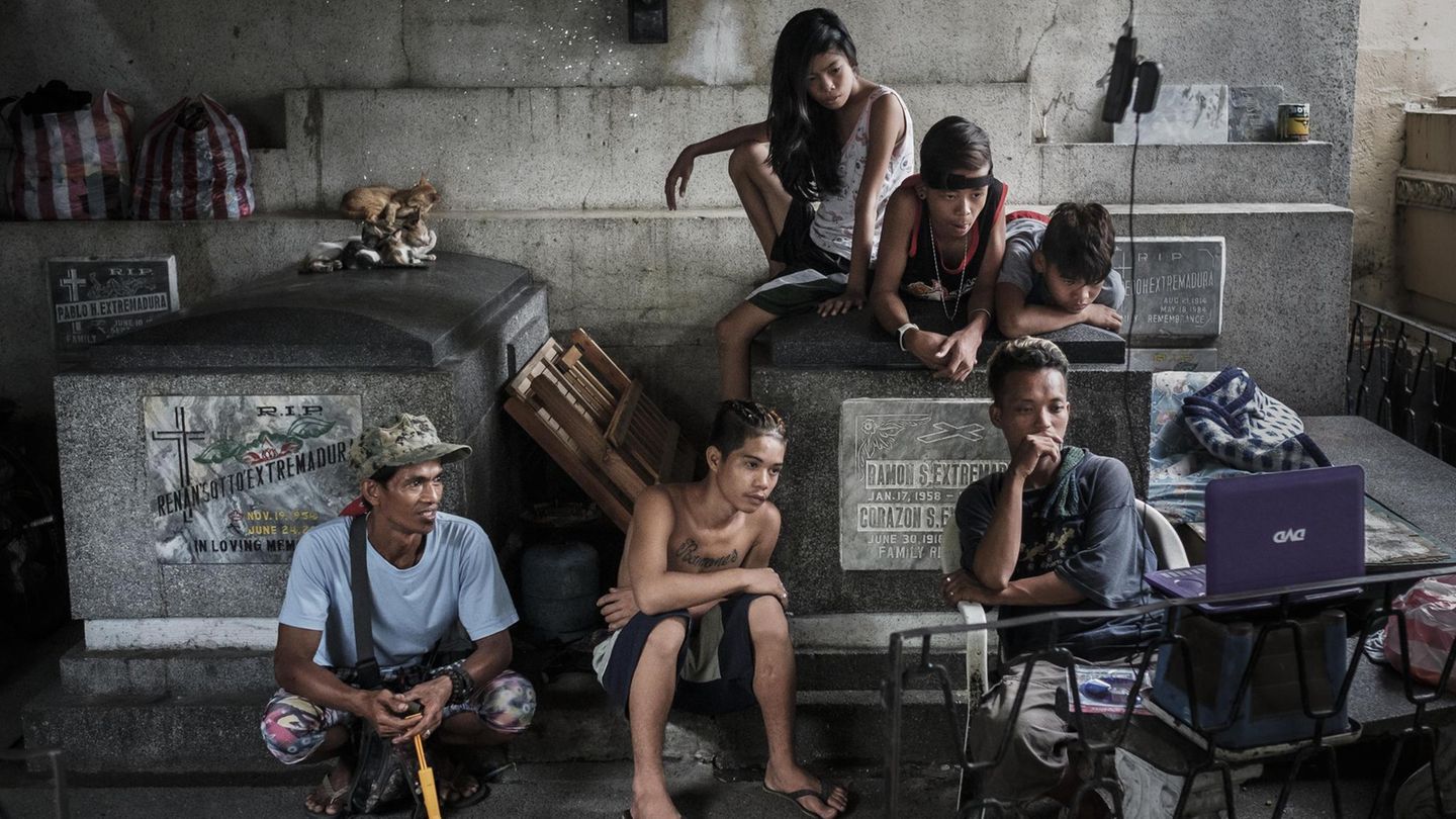 Philippinen  In der Hauptstadt Manila herrschen Armut und Wohnungsnot. Tausende von Menschen leben auf dem Nordfriedhof. Manche nutzen sogar die Mausoleen als Unterkunft. Solange sie die Gräber sauber halten, werden sie geduldet.
