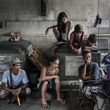 Philippinen  In der Hauptstadt Manila herrschen Armut und Wohnungsnot. Tausende von Menschen leben auf dem Nordfriedhof. Manche nutzen sogar die Mausoleen als Unterkunft. Solange sie die Gräber sauber halten, werden sie geduldet.