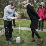 Dänemark  Feuerbestattungen wurden erst 1892 in Dänemark legalisiert. Heute lassen sich die meisten Dänen in einer Urne beisetzen. Lauri Makela, hier seine sterblichen Überreste, war an Krebs erkrankt. Er bereitete sich und die Angehörigen lange auf seinen Tod vor