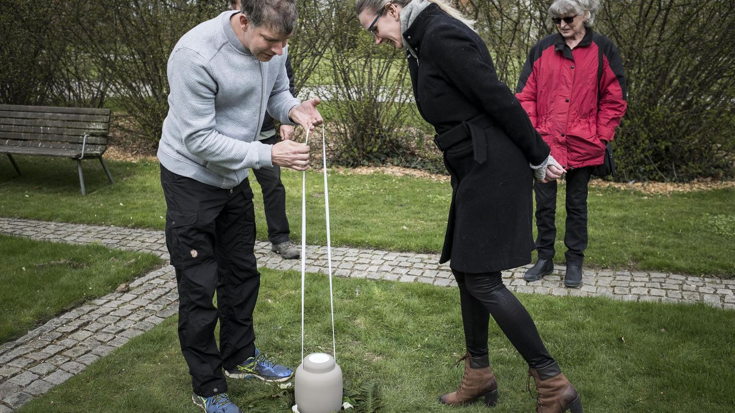 Dänemark  Feuerbestattungen wurden erst 1892 in Dänemark legalisiert. Heute lassen sich die meisten Dänen in einer Urne beisetzen. Lauri Makela, hier seine sterblichen Überreste, war an Krebs erkrankt. Er bereitete sich und die Angehörigen lange auf seinen Tod vor