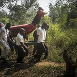 Ghana  Beim Stamm der Ga heißt eine Beerdigung "Fest des Lebens". Wichtige Persönlichkeiten werden in handgefertigten Särgen bestattet, die vom Beruf oder einer besonderen Leidenschaft des Verstorbenen inspiriert sind. Der Brauch gemahnt an alte Zeiten, als die Stammesoberhäupter noch auf ihrem Thron zu Grabe getragen wurden.