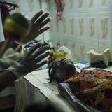 Während des Dessounin-Rituals auf Haiti wird der Geist einer verstorbenen Voodoo-Priesterin in eine Kalebasse geleitet.