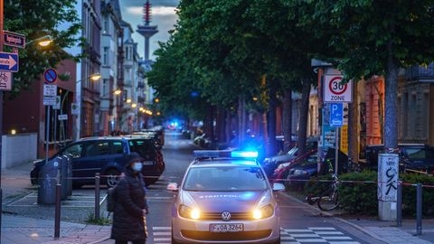 Polizei nach dem Fund einer Weltkriegsbombe im Frankfurter Nordend