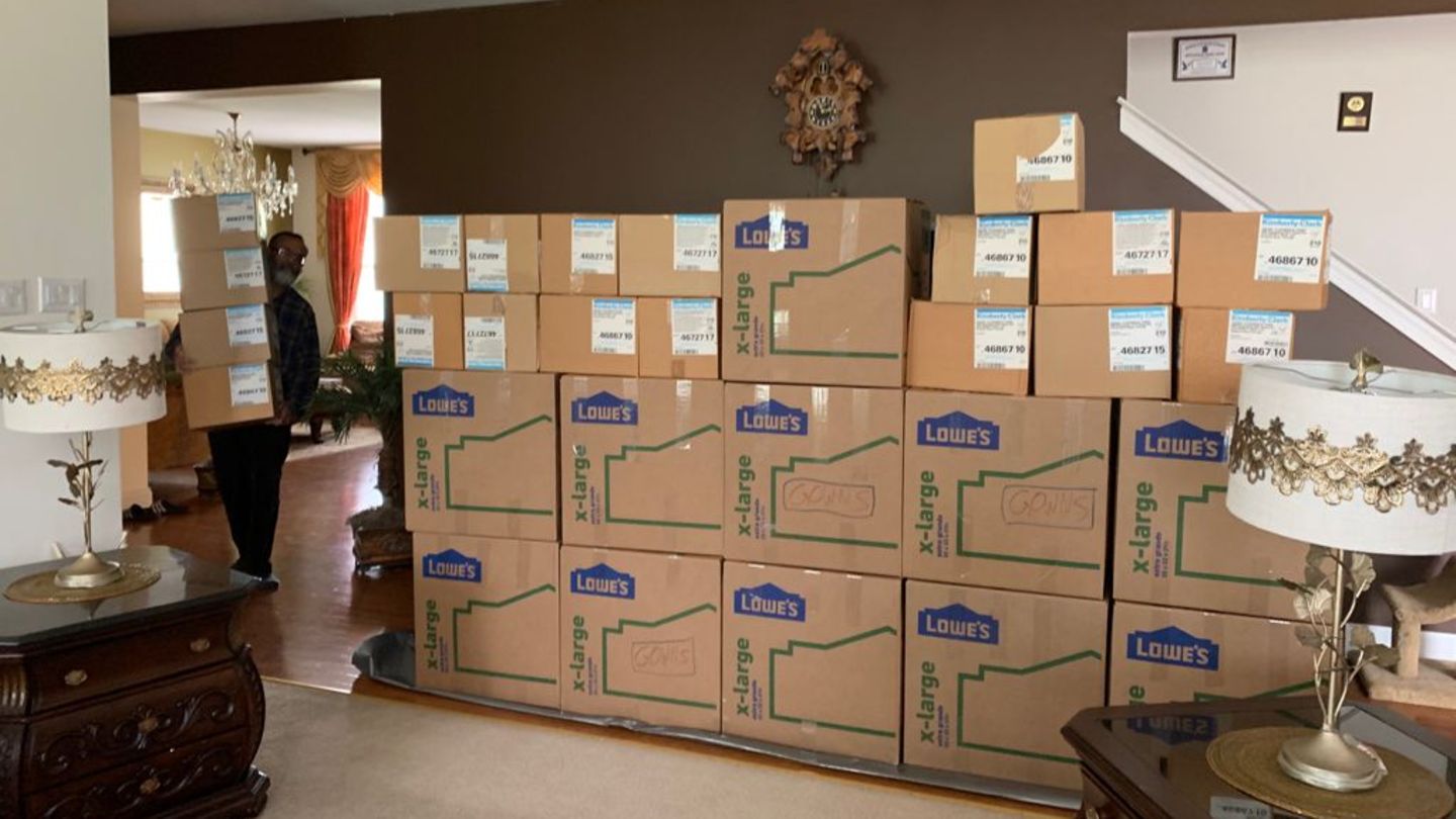Ein Wohnzimmer voller Kisten
