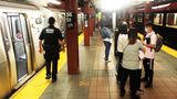 New York: Einige Menschen stehen wartend auf dem U-Bahn-Gleis
