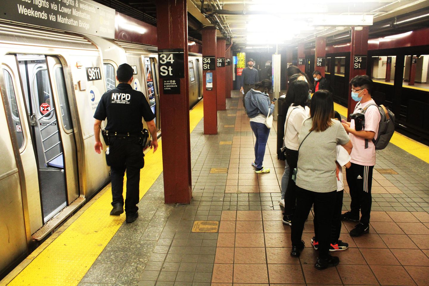 New York: Einige Menschen stehen wartend auf dem U-Bahn-Gleis
