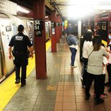 New York: Einige Menschen stehen wartend auf dem U-Bahn-Gleis