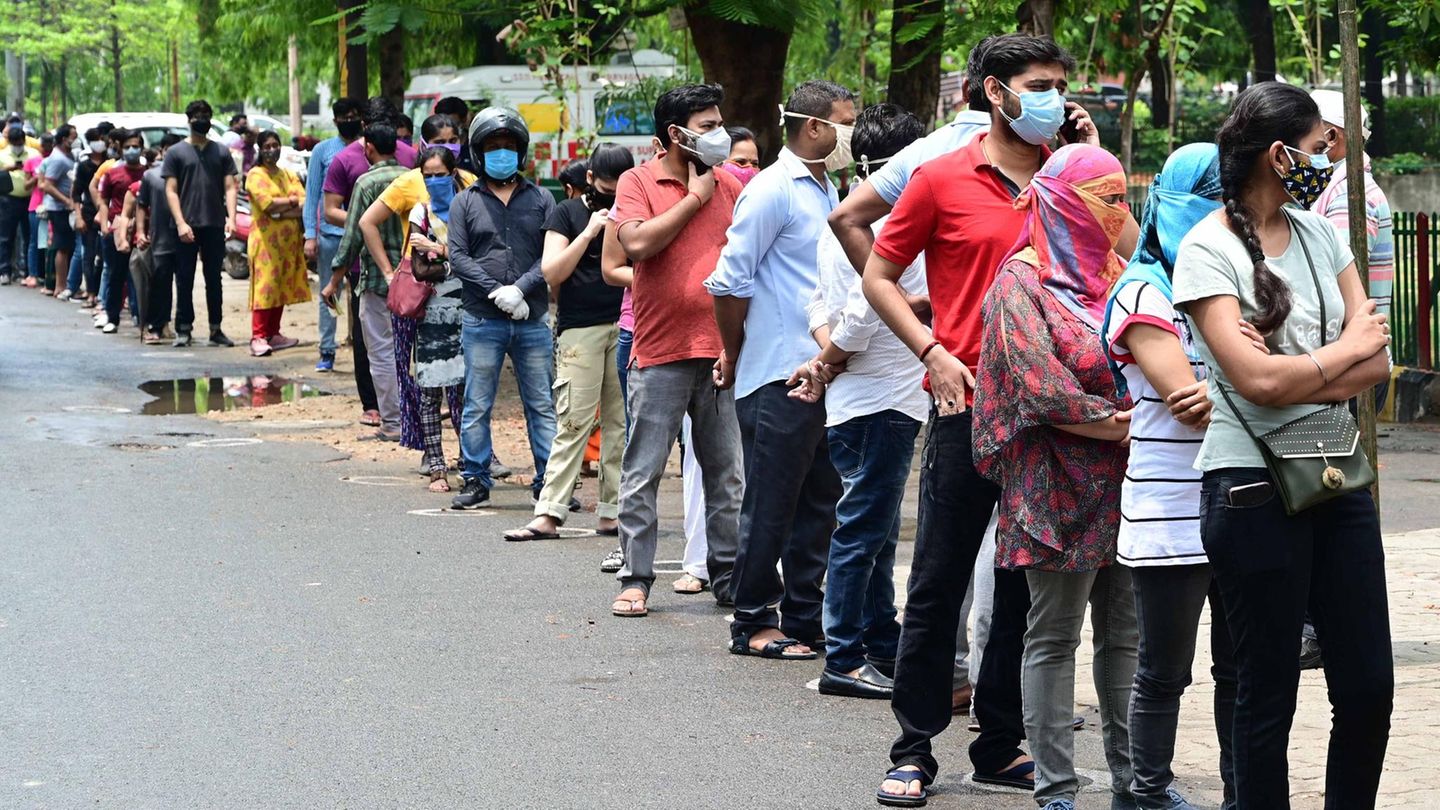 Menschen in einer langen Schlange vor dem Moti Lal Nehru Medical College in Prayagraj