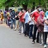 Menschen in einer langen Schlange vor dem Moti Lal Nehru Medical College in Prayagraj