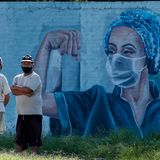 Männer in der Hauptstadt Buenos Aires vor einem Wandbild des Künstlers Gabo Luna im Bezirk Almirante Brown