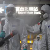 Militäroffiziere mit Schutzkleidung bei der Desinfektion einer U-Bahn-Station in Taipeh