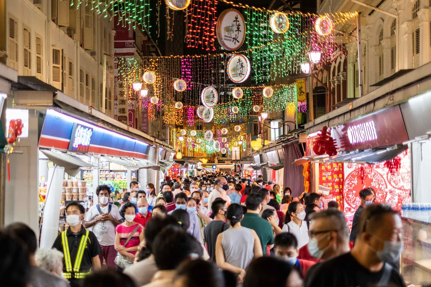 Passanten in Chinatown in Singapur Passanten in Chinatown in Singapur