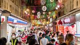 Passanten in Chinatown in Singapur