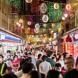 Passanten in Chinatown in Singapur