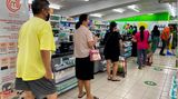 Menschen mit Mindestabstand in einem Supermarkt in Singapur
