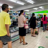 Menschen mit Mindestabstand in einem Supermarkt in Singapur