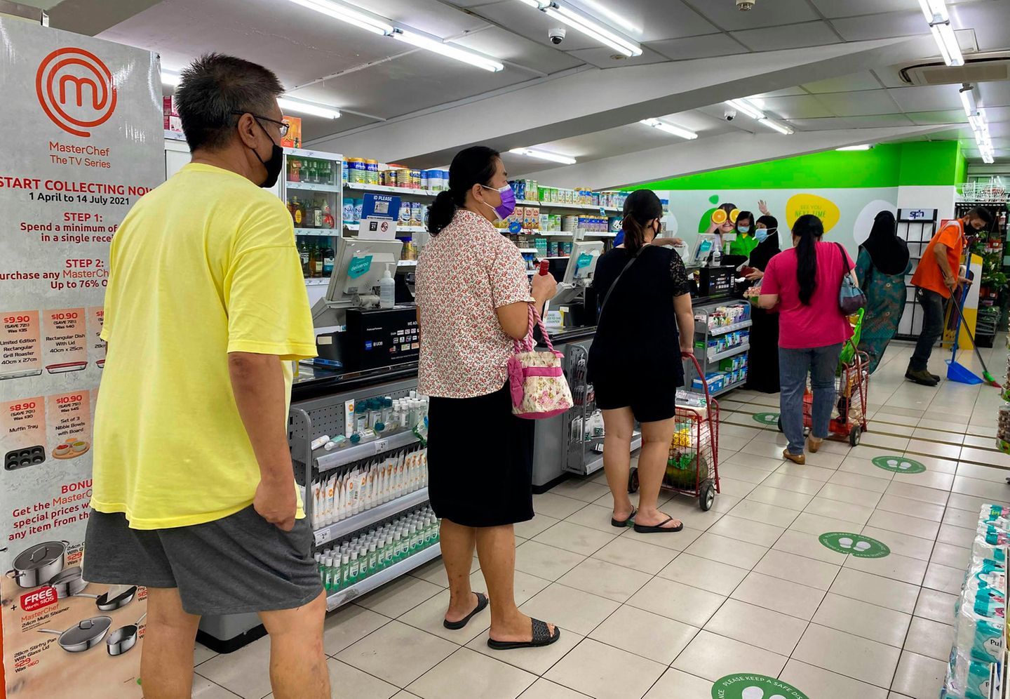 Menschen mit Mindestabstand in einem Supermarkt in Singapur
