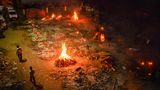 Vielerorts ist die Lage in dem 1,3-Milliarden-Einwohner-Land längst außer Kontrolle. Hier in Neu Delhi lodern Holzfeuer auf dem Gelände eines Krematoriums, in dem Opfer einer Covid-19 Erkrankung verbrannt werden.