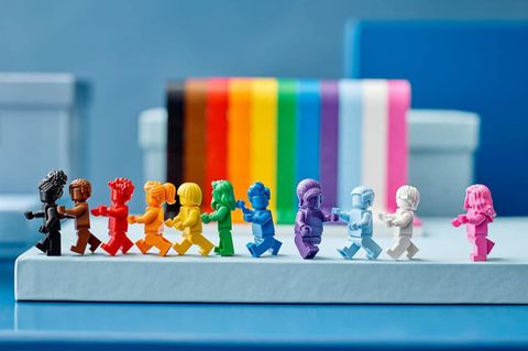 Lego News: Elf monochrome Minifiguren vor einem Regenbogen-Wasserfall