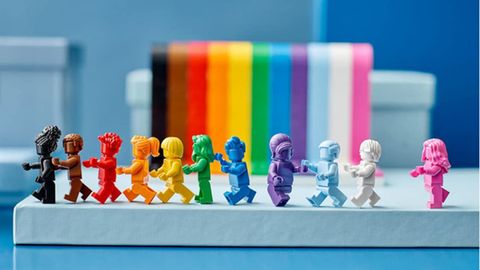 Lego News: Elf monochrome Minifiguren vor einem Regenbogen-Wasserfall