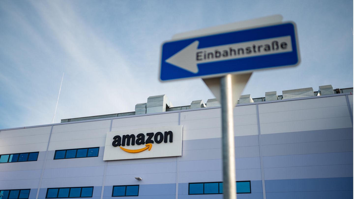 Ein Einbahnstraßenschild ist vor einem Amazon-Schriftzug zu sehen.