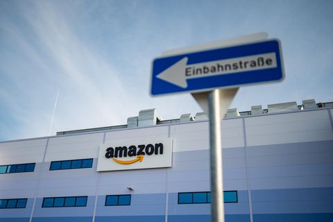 Ein Einbahnstraßenschild ist vor einem Amazon-Schriftzug zu sehen.
