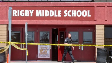 Der Eingang der Rigby Middle School nach der Schießerei am 6. Mai