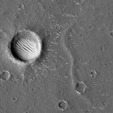 Marsoberfläche fotografiert von Tianwen-1 in schwarz-weiß