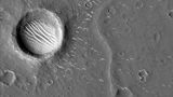 Marsoberfläche fotografiert von Tianwen-1 in schwarz-weiß