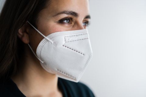 FFP2 Maske Coronavirus: Eine Frau trägt eine FFP2-Maske