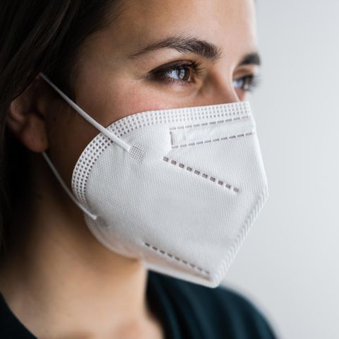FFP2 Maske Coronavirus: Eine Frau trägt eine FFP2-Maske