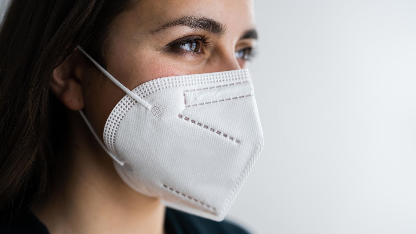 FFP2 Maske Coronavirus: Eine Frau trägt eine FFP2-Maske