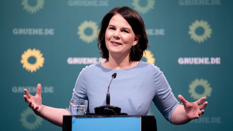 Annalena Baerbock, Bundesvorsitzende von Bündnis 90/Die Grünen und Kanzlerkandidatin hebt die Hände