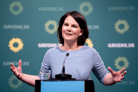 Annalena Baerbock, Bundesvorsitzende von Bündnis 90/Die Grünen und Kanzlerkandidatin hebt die Hände