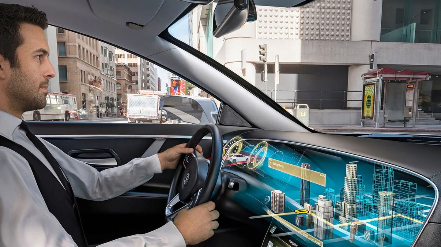Mit solchen Visioen wollen die Autohersteller zurückschlagen, doch in Massenmodellen werden solche Cockpits unbezahlbar bleiben.