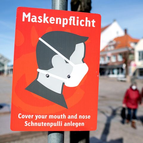 Hinweis auf die Maskenpflicht in einer Fußgängerzone