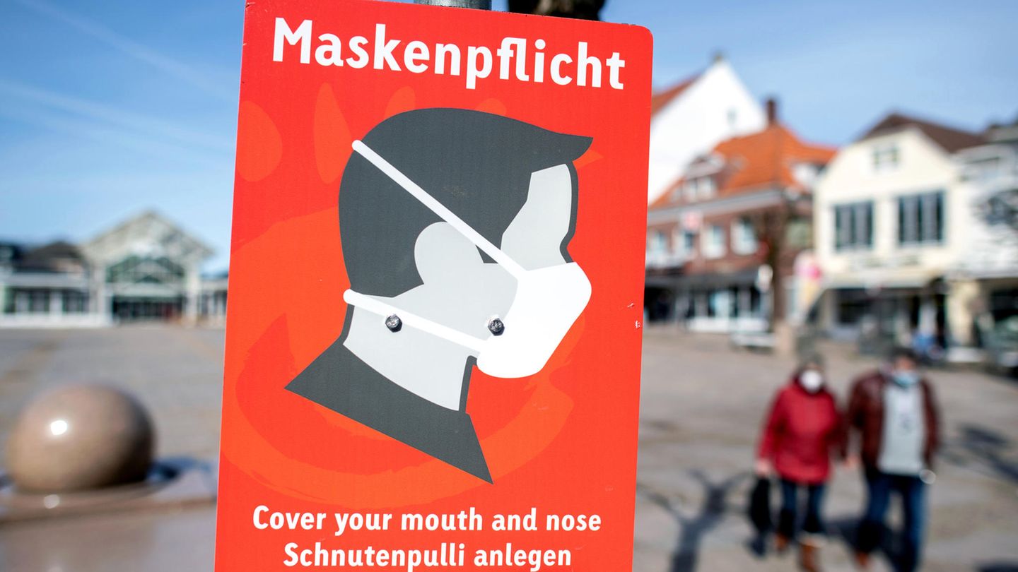 Hinweis auf die Maskenpflicht in einer Fußgängerzone
