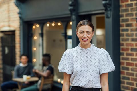 Frau trägt eine Bluse mit Puffärmeln