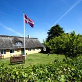 Dänemark  Beim nördlichsten deutschen Nachbarn sind die Schutzmaßnahmen nach und nach gelockert worden. Geschäfte, Restaurants und Kneipen sind seit langem wieder offen, gleiches gilt seit kurzem auch für Fitnessstudios und Kinos. Vielerorts ist es vorgeschrieben, per App einen negativen Corona-Test, eine vollständige Impfung oder eine überstandene Infektion vorweisen zu können. Am Freitag werden bis auf Diskotheken alle Einrichtungen geöffnet, die bisher noch geschlossen hatten. Trotz der Öffnungen sind die Neuinfektionszahlen nicht wieder in die Höhe geschossen. Sie liegen weiterhin auf einem verhältnismäßig niedrigen Niveau.  Auch die Reisebeschränkungen sind zuletzt etwas gelockert worden. Vollständig geimpfte Deutsche und viele andere Menschen aus EU- und Schengen-Ländern dürfen seit dem 1. Mai wieder ohne Test und Quarantäne einreisen. Touristen kommen auch ohne Impfung, dafür dann aber mit Test- und Quarantänepflicht wieder ins Land. Bedingung ist, dass im Heimatland der Reisenden die Corona-Lage nicht allzu schlimm ist und keine besorgniserregenden Virus-Varianten grassieren. Für Deutschland gilt dies derzeit. Menschen aus Schleswig-Holstein sind von der Quarantänepflicht ausgenommen.