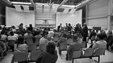 21. Mai 1975: Der Terror-Prozess gegen die RAF beginnt   Es ist einer der größten und spektakulärsten Gerichtsprozesse in der bundesdeutschen Geschichte: Am 21. Mai 1975 beginnt in Stuttgart-Stammheim der Prozess gegen die Terroristen Andreas Baader, Ulrike Meinhof, Gudrun Ensslin und Jan-Carl Raspe, den sogenannten harten Kern der Roten Armee Fraktion. Hier ein Blick in den Zuschauerraum des Gerichtssaals vor Prozessbeginn. Die Anklagebank links ist leer, es war den Fotografen nicht gestattet, während des Prozesses zu fotografieren. Den Angeklagten wird mehrfacher Mord und Mordversuch vorgeworfen. Eigens für den Prozess wird aus Sicherheitsgründen eine Mehrzweckhalle errichtet, in der die Verhandlung stattfindet. 