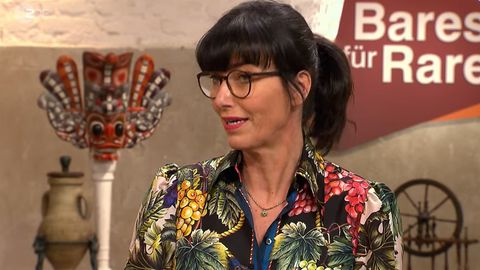 Heide Rezepa-Zabel steht im Studio von Bares für Rares in Pulheim am Händlertisch